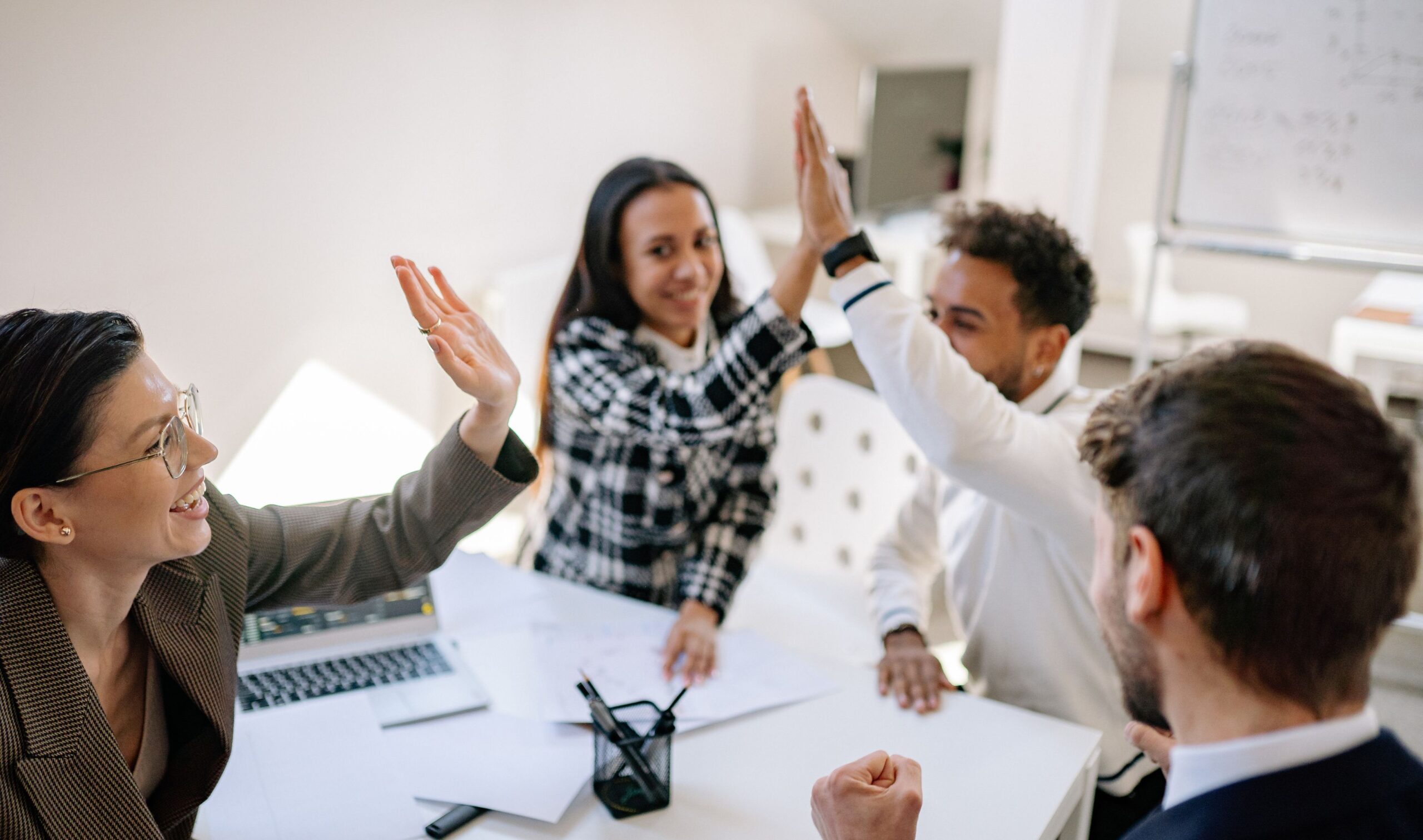 Un equipo de negocios celebrando su triunfo.