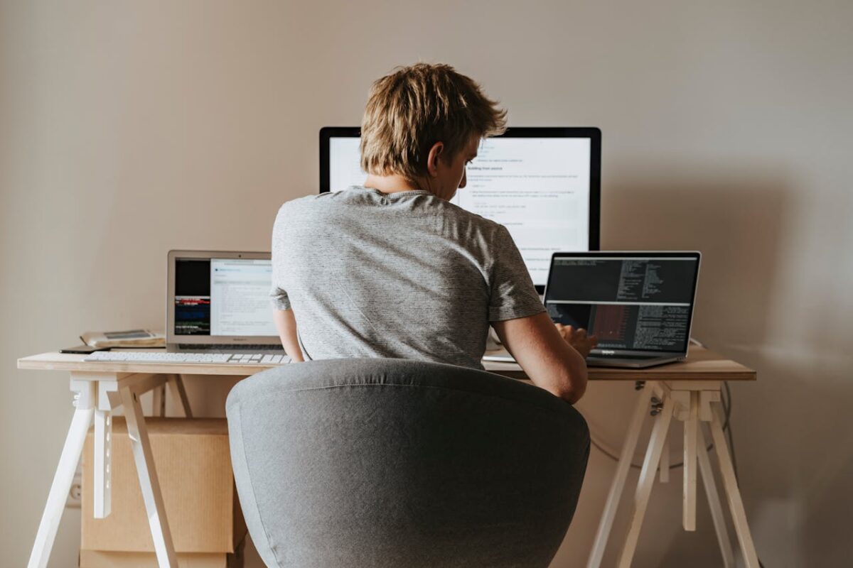 Trabajador remoto en su home office.