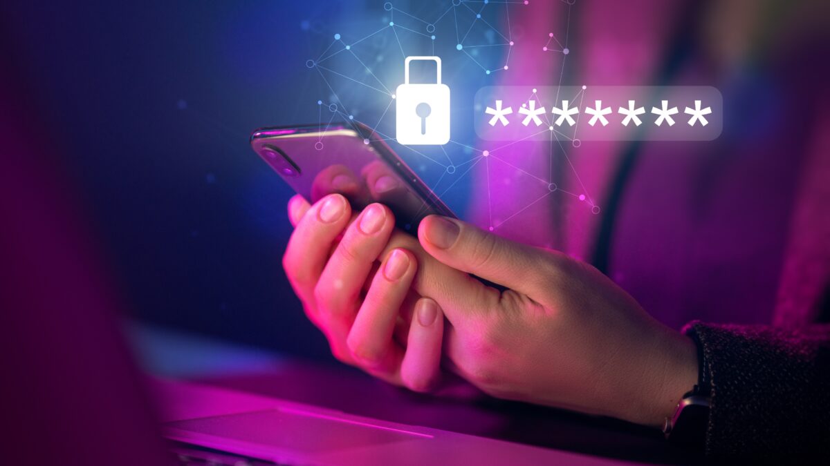 Persona realizando un pago transfronterizo seguro a través de una API